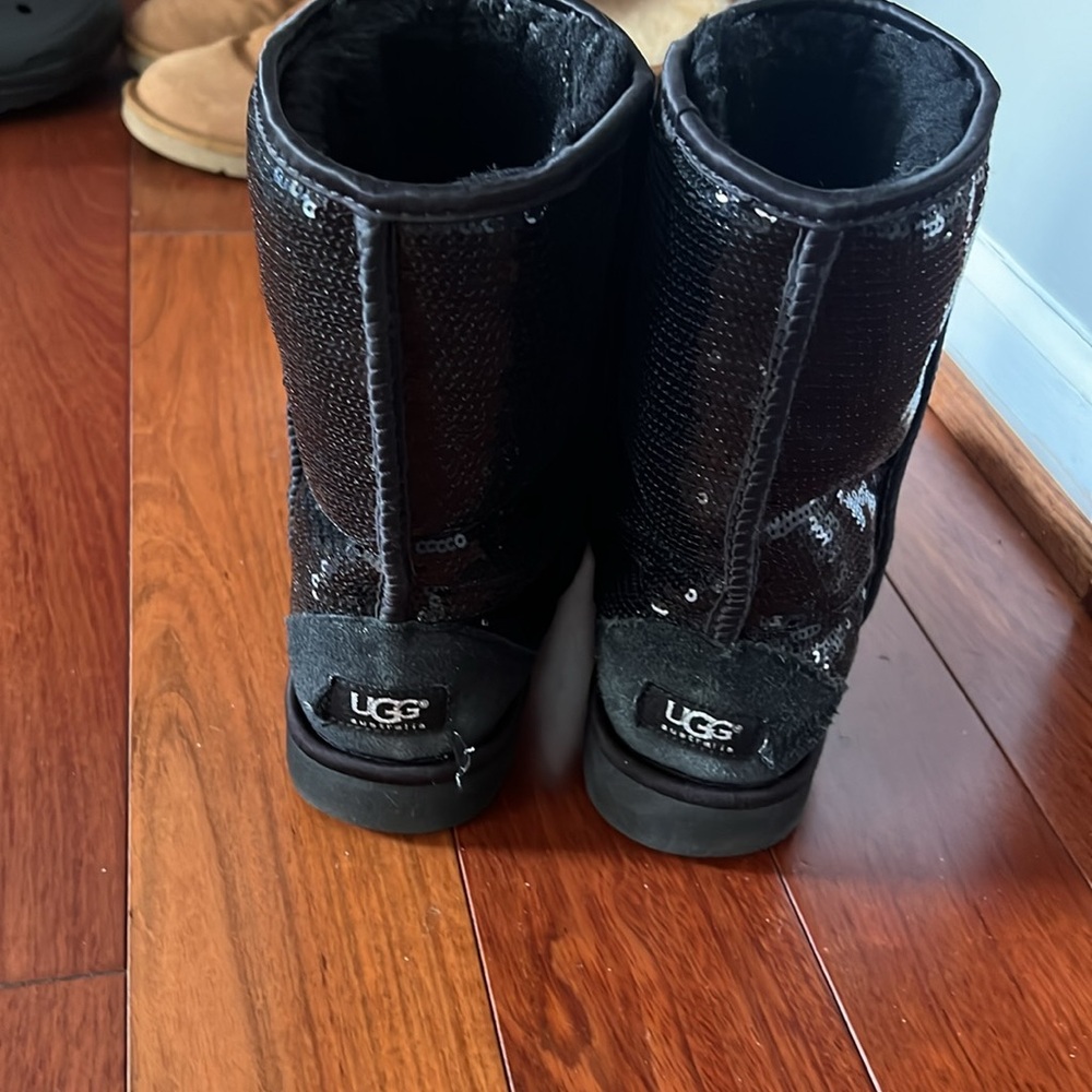 Blk uggs size 9m